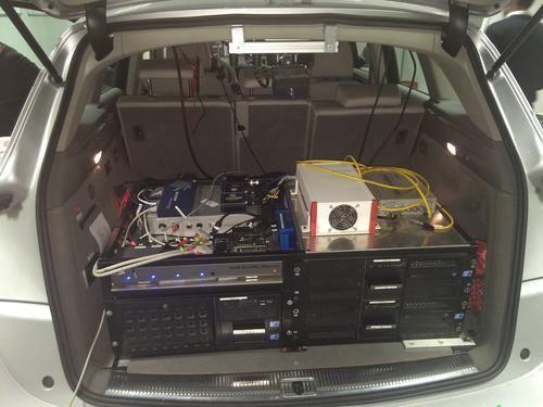 《国际电子商情》FZI的自动驾驶车后车厢中配置了两个英特尔的6核心Xeon处理器，用于处于传感器信息、融合，并以线控输出讯号实现自动驾驶，以及DVD与H插件测试新的软件算法。